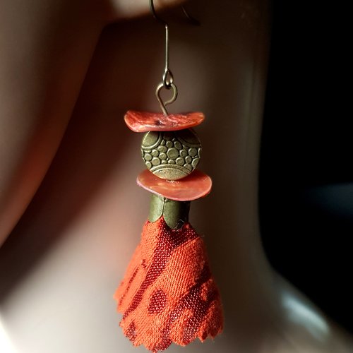 Boucle d'oreille pompon en tissue orange rouille, perles en nacre, crochet en métal bronze