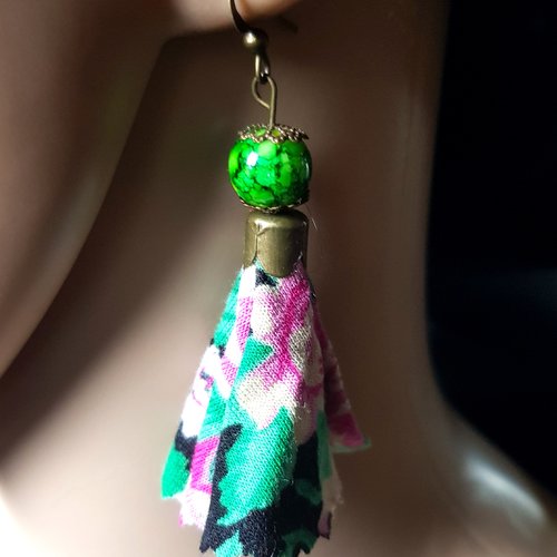 Boucle d'oreille pompon en tissue fuchsia, vert, noir, perles en verre marbré, crochet en métal bronze