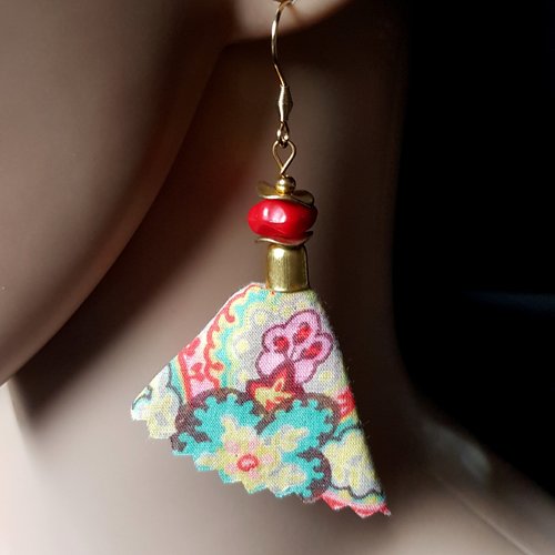 Boucle d'oreille pompon en tissue multicolore, perles rouge, crochet en métal acier inoxydable doré
