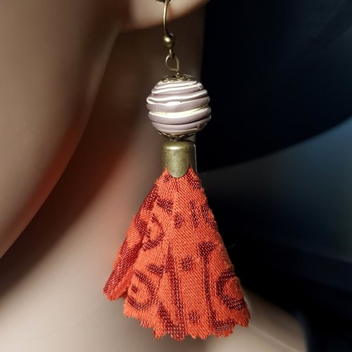 Boucle d'oreille pompon en tissue orange rouille, perles en pâte fimo, crochet en métal bronze