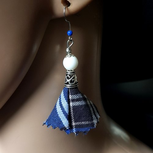 Boucle d'oreille pompon en tissue, différents bleu, perles en verre blanche, crochet en métal acier inoxydable argenté