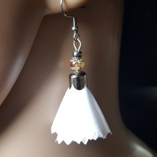Boucle d'oreille pompon en tissue, blanc, perles en verre orangé, crochet en métal acier inoxydable argenté
