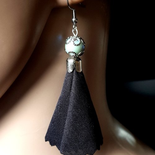 Boucle d'oreille pompon en tissue noir souple, perles en verre reflets bleuté brillant, crochet en métal acier inoxydable argenté