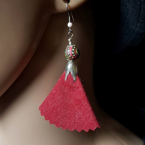 Boucle d'oreille pompon en tissue bordeaux rouge souple, perles en pâte fimo, crochet en métal acier inoxydable argenté