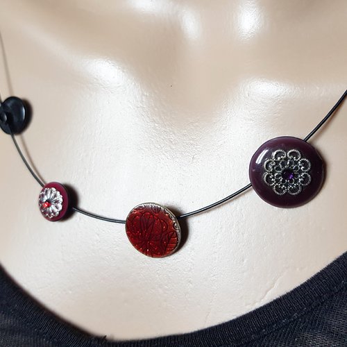 Collier semi rigide, perles émaillé rouge, violet, fermoir, chaîne en métal noir