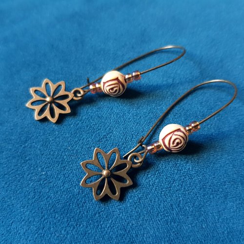 Boucle d'oreille perles fleur en acrylique beige, connecteur cuivre et bleu, crochet en métal bronze
