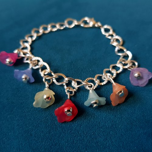 Bracelet de printemps clochettes en acrylique translucide multicolore, chaîne à maillons en métal argenté clair