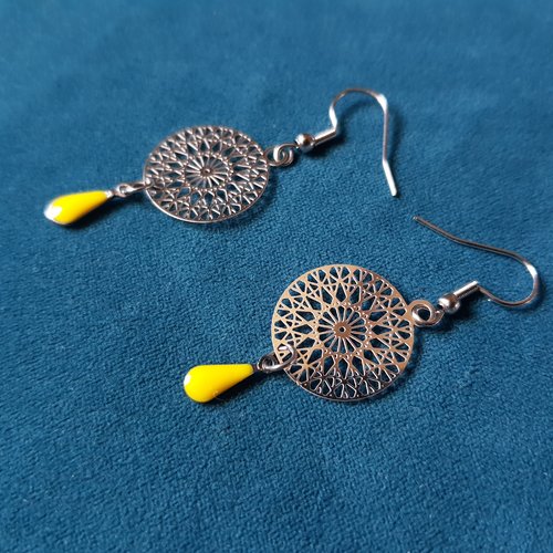 Boucle d'oreille rosace inoxydable léger, ajouré, goutte émaillé jaune, crochet en métal acier inoxydable argenté