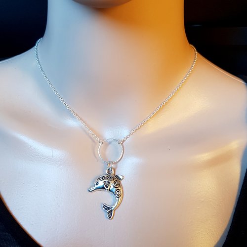 Collier pendentif dauphin, fermoir, chaîne en métal  argenté clair