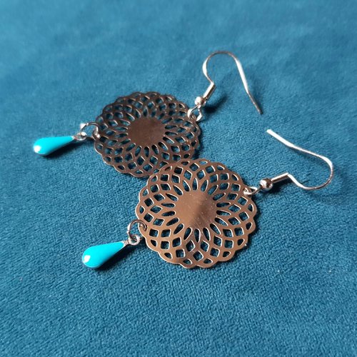 Boucle d'oreille rosace inoxydable léger, ajouré, goutte émaillé bleu, crochet en métal acier inoxydable argenté