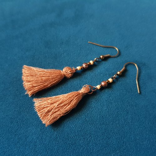 Boucle d'oreille pompons en coton beige, perles, crochet en métal bronze