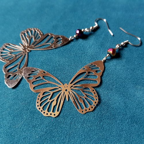 Boucle d'oreille papillon inoxydable léger, ajouré, perle en verre violette  , avec reflets, crochet en métal acier inoxydable argenté