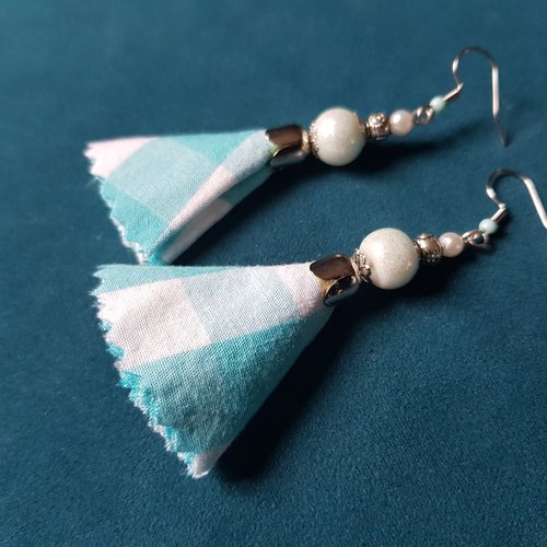 Boucle d'oreille pompon en tissue, bleu, blanc, perles en verre, crochet en métal acier inoxydable argenté
