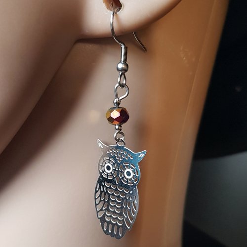 Boucle d'oreille hibou inoxydable léger, ajouré, perle en verre violette avec reflets, crochet en métal acier inoxydable argenté