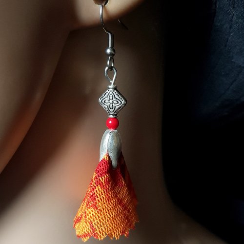 Boucle d'oreille pompon en tissue voilage rouge, orange, perles , crochet en métal acier inoxydable argenté