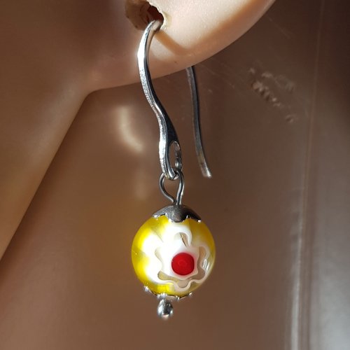Boucle d'oreille perles en verre fleur rouge, blanc, jaune, coupelles, crochet en métal acier inoxydable argenté