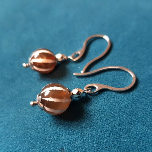 Boucle d'oreille perles en verre agate marron blanc, coupelles, crochet en métal acier inoxydable argenté