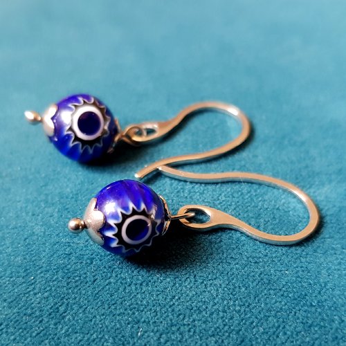 Boucle d'oreille perles en verre fleur bleu, blanc, coupelles, crochet en métal acier inoxydable argenté