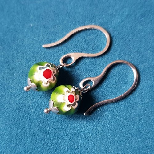 Boucle d'oreille perles en verre fleur vert, blanc, rouge, coupelles, crochet en métal acier inoxydable argenté