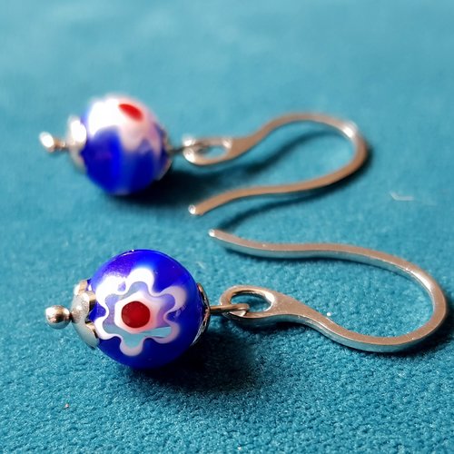 Boucle d'oreille perles en verre fleur bleu, blanc, rouge, coupelles, crochet en métal acier inoxydable argenté