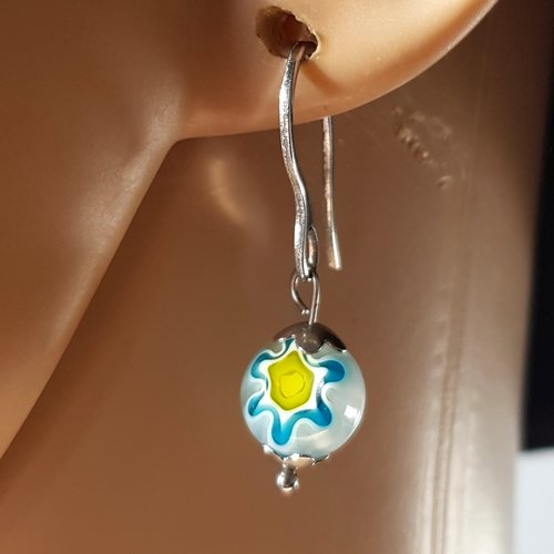 Boucle d'oreille perles en verre fleur bleu, jaune, blanc, coupelles, crochet en métal acier inoxydable argenté