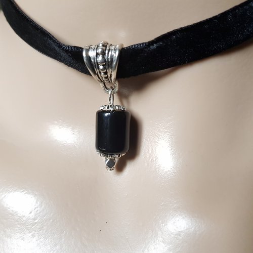 Collier ras du cou, velours noir, perle en verre noir, chaîne d’extension, fermoir mousqueton, bélière, métal argenté clair