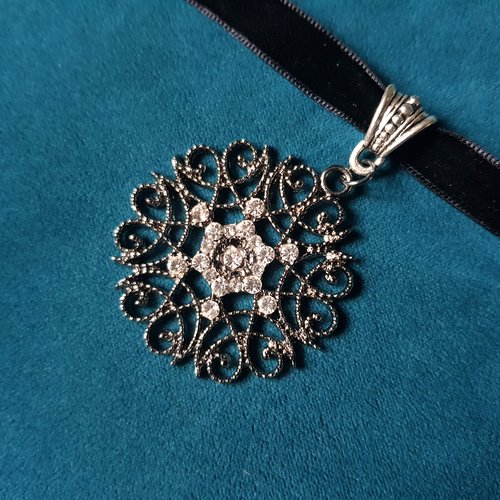 Collier ras du cou, velours noir, rosace ajouré avec strass, chaîne d’extension, fermoir mousqueton, bélière, métal argenté clair