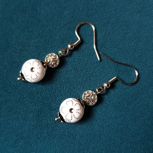 Boucle d'oreille perle en acrylique blanc, argenté, crochet en métal acier inoxydable argenté