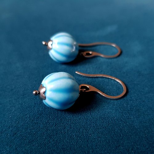Boucle d'oreille perles en verre émaillé bleu, coupelles, crochet en métal acier inoxydable argenté