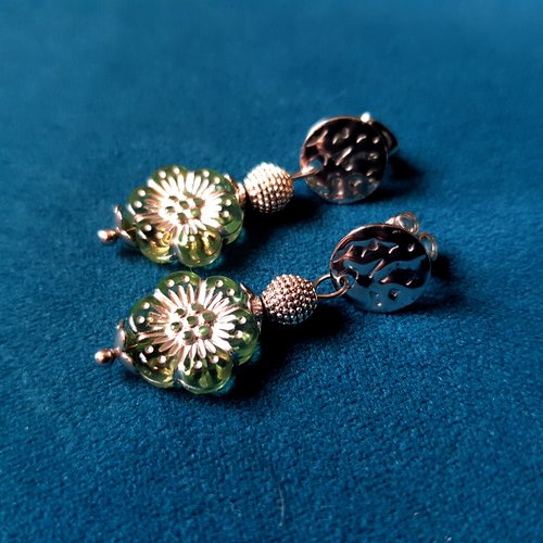 Boucle d'oreille fleurs acrylique verte, perles métal, coupelles, crochet en métal acier inoxydable argenté