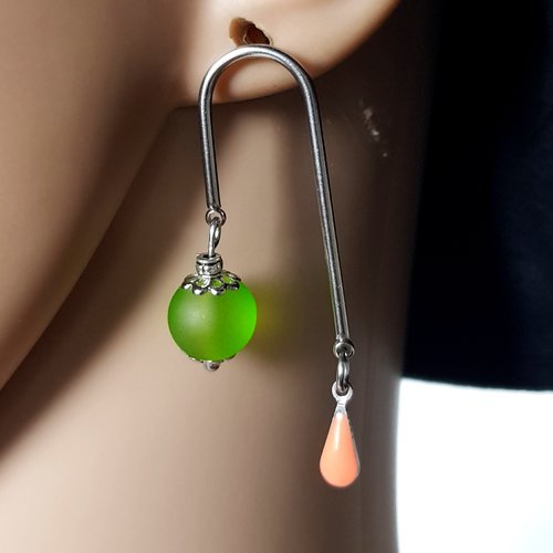 Boucle d'oreille perles en verre verte, goutte émail orange, coupelles, crochet en métal acier inoxydable argenté