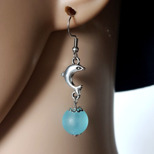 Boucle d'oreille dauphin, perles en acrylique bleu givré, crochet en métal acier inoxydable argenté