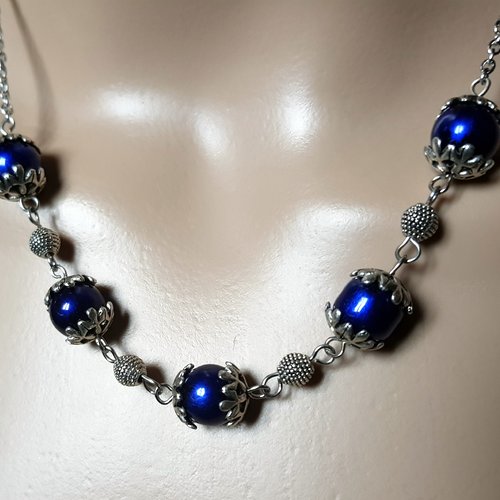 Collier perles en verre bleu foncé, coupelles, fermoir, chaîne en métal acier inoxydable argenté