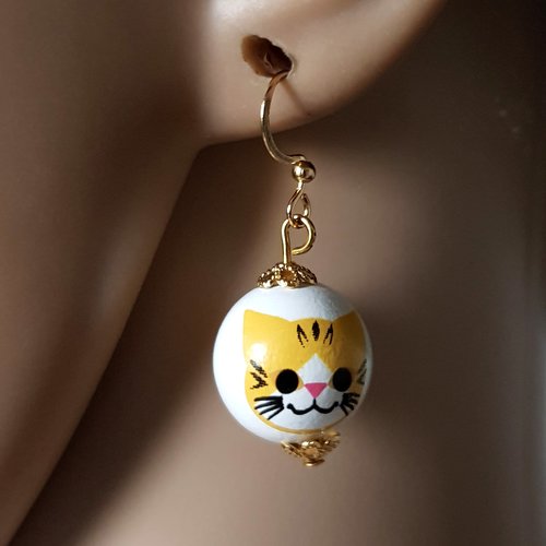 Boucle d'oreille chat perles en bois blanc jaune, crochet en métal acier inoxydable doré