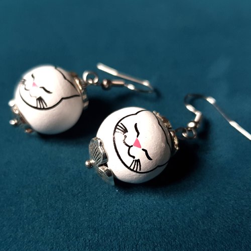 Boucle d'oreille chat perles en bois blanc, noir, crochet en métal acier inoxydable argenté