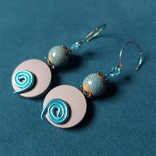 Boucle d'oreille perles en bois rond plate, gris, perles argile émaillé, métal bleu, crochet en métal acier inoxydable multicolore