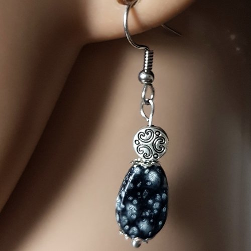 Boucle d'oreille perles en verre noir moucheté, crochet en métal acier inoxydable argenté