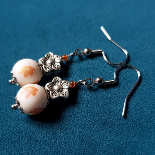 Boucle d'oreille  fleurs, perles en verre blanche, orange, crochet en métal acier inoxydable argenté