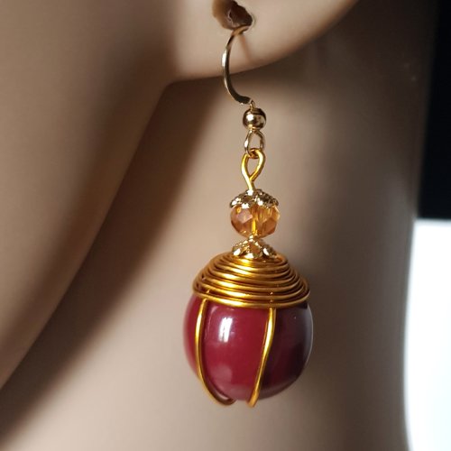 Boucle d'oreille perles en acrylique rouge bordeaux, crochet en métal acier inoxydable doré