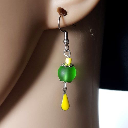 Boucle d'oreille perles en verre verte, goutte émaillé jaune, crochet en métal acier inoxydable argenté
