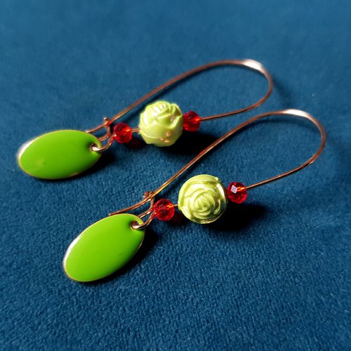Boucle d'oreille perles fleur acrylique, ovale émaillé vert clair, crochet en métal acier inoxydable doré