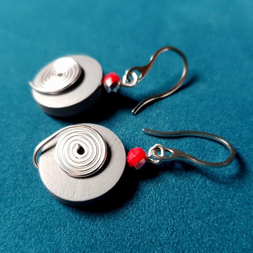 Boucle d'oreille cercle en bois léger gris, perles rouge et argenté, crochet en métal acier inoxydable argenté