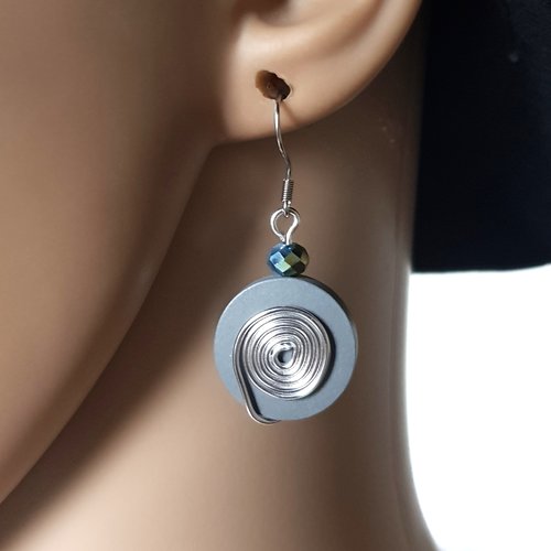 Boucle d'oreille cercle en bois léger gris, perles bleu, crochet en métal acier inoxydable argenté