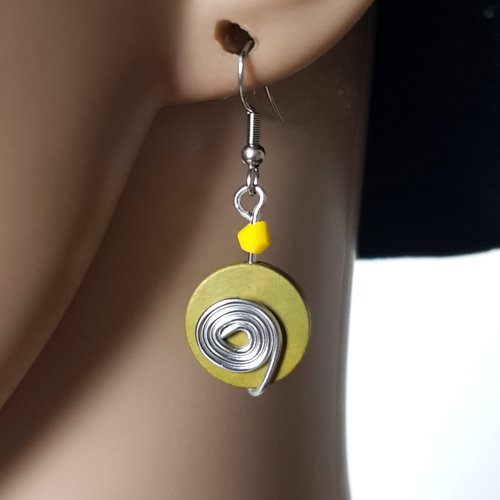 Boucle d'oreille cercle en bois léger vert kaki, perles jaune, crochet en métal acier inoxydable argenté