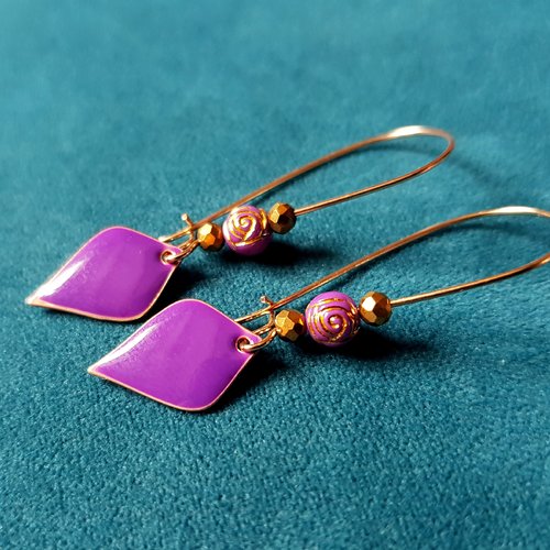 Boucle d'oreille perles fleurs, losange émaillé violet, crochet en métal acier inoxydable doré