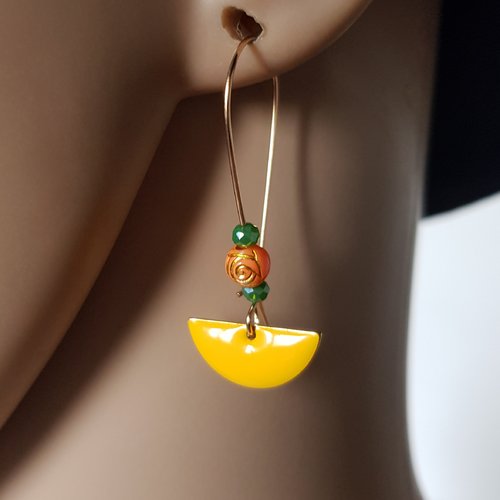 Boucle d'oreille perles fleurs orange, demi cercle émaillé jaune moutarde, crochet en métal acier inoxydable doré
