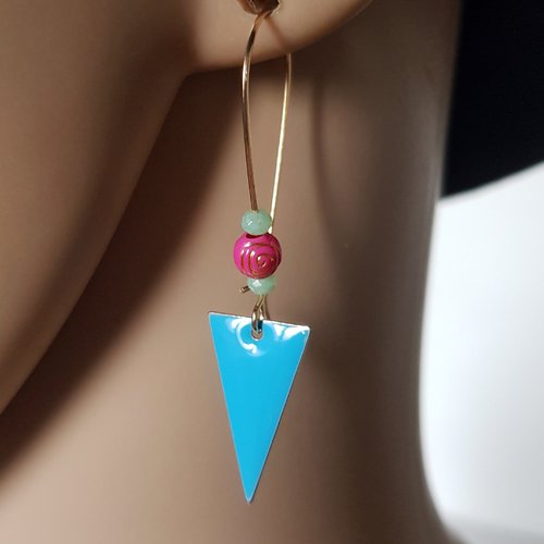 Boucle d'oreille perles acrylique fuchsia, triangle émaillé bleu, crochet en métal acier inoxydable doré