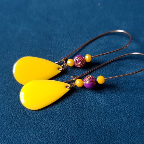 Boucle d'oreille perles fleurs acrylique violet, ovale émaillé jaune, crochet en métal acier inoxydable doré