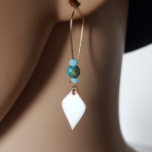 Boucle d'oreille perles fleurs acrylique bleu, blanc, losange émaillé blanc, crochet en métal acier inoxydable doré