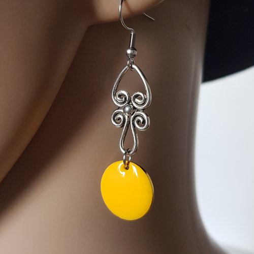 Boucle d'oreille fleurs, rond émaillé jaune moutarde, crochet en métal acier inoxydable argenté